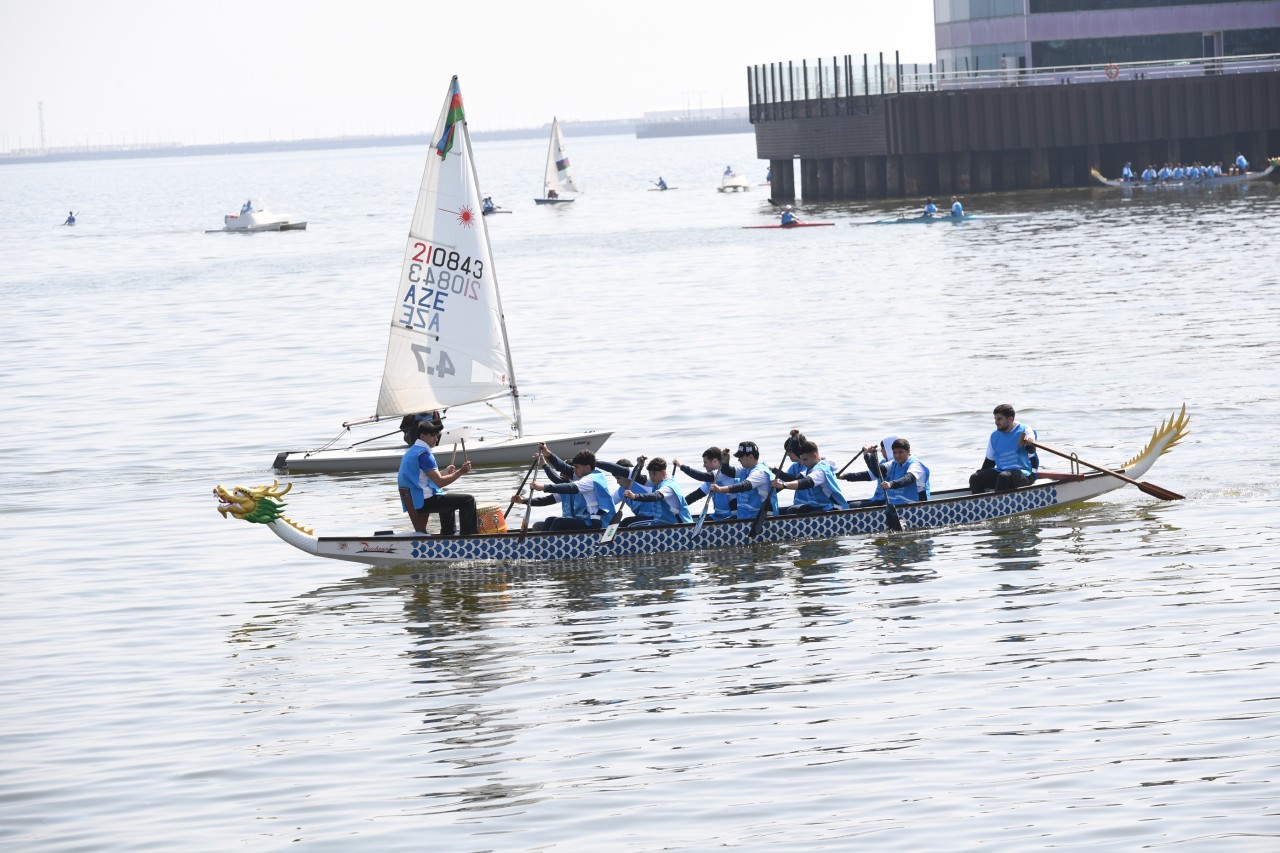 Paytaxtda Xəzərin suları avarçəkmə və yelkənli qayıqlarla bəzəndi - FOTOLAR